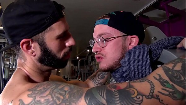 Bande annonce | Vlad, jeune influenceur, se fait soumettre bareback et bien hard  par Roméo Davis | Gaysight.com